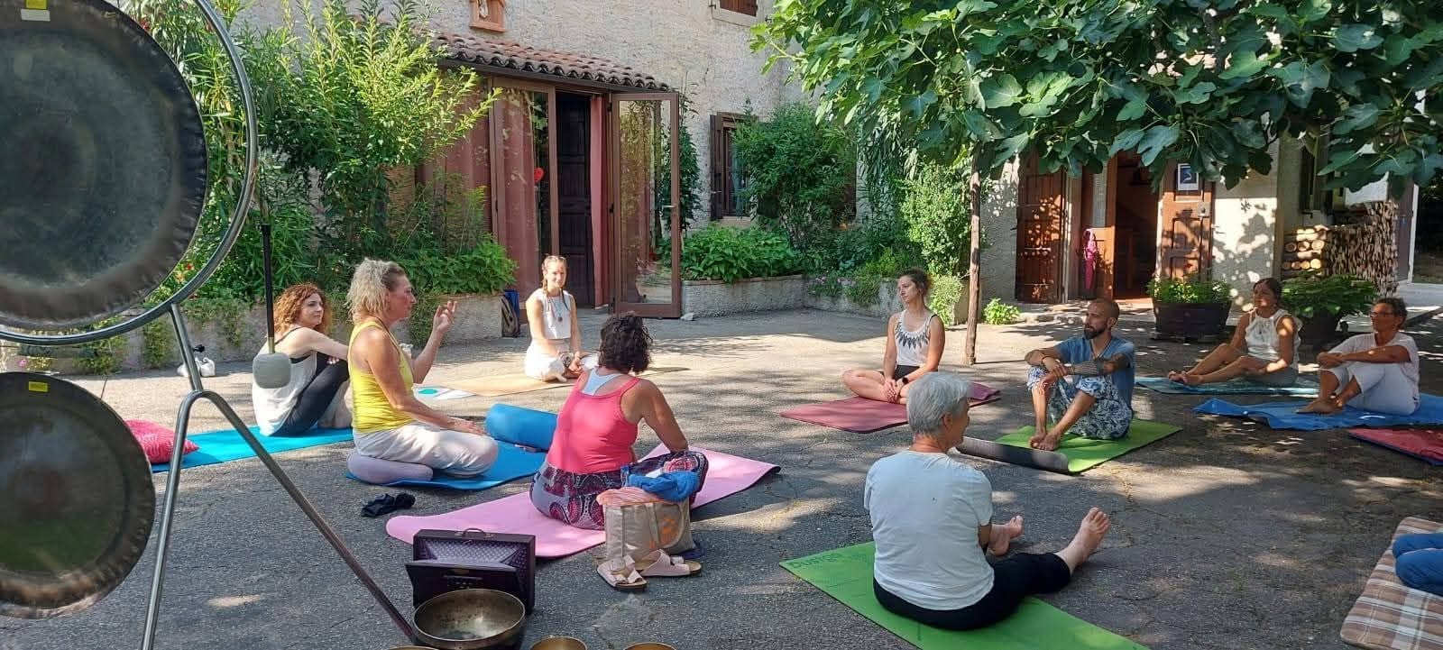 Elena guida un cerchio all'aperto tra gong e campane